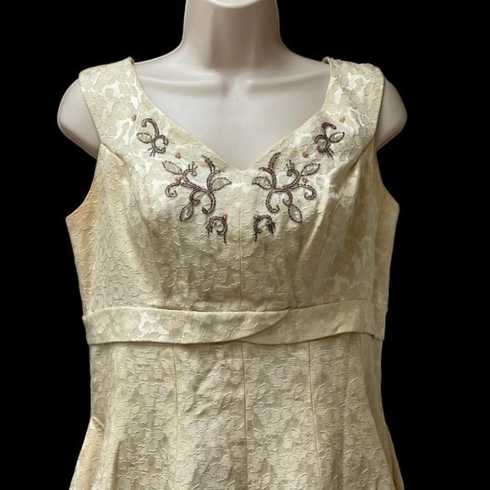 Sweet 1950s Vintage White Jacquard Madmen Tea Dress Beaded Bodice Sz MED